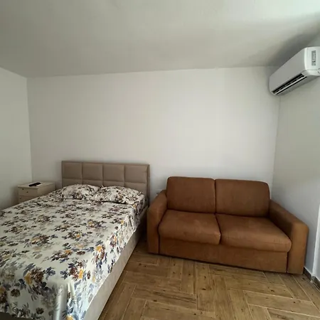 Amar's Place * Golem (Tirana)