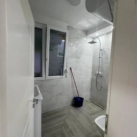 Amar's Place Golem (Tirana)